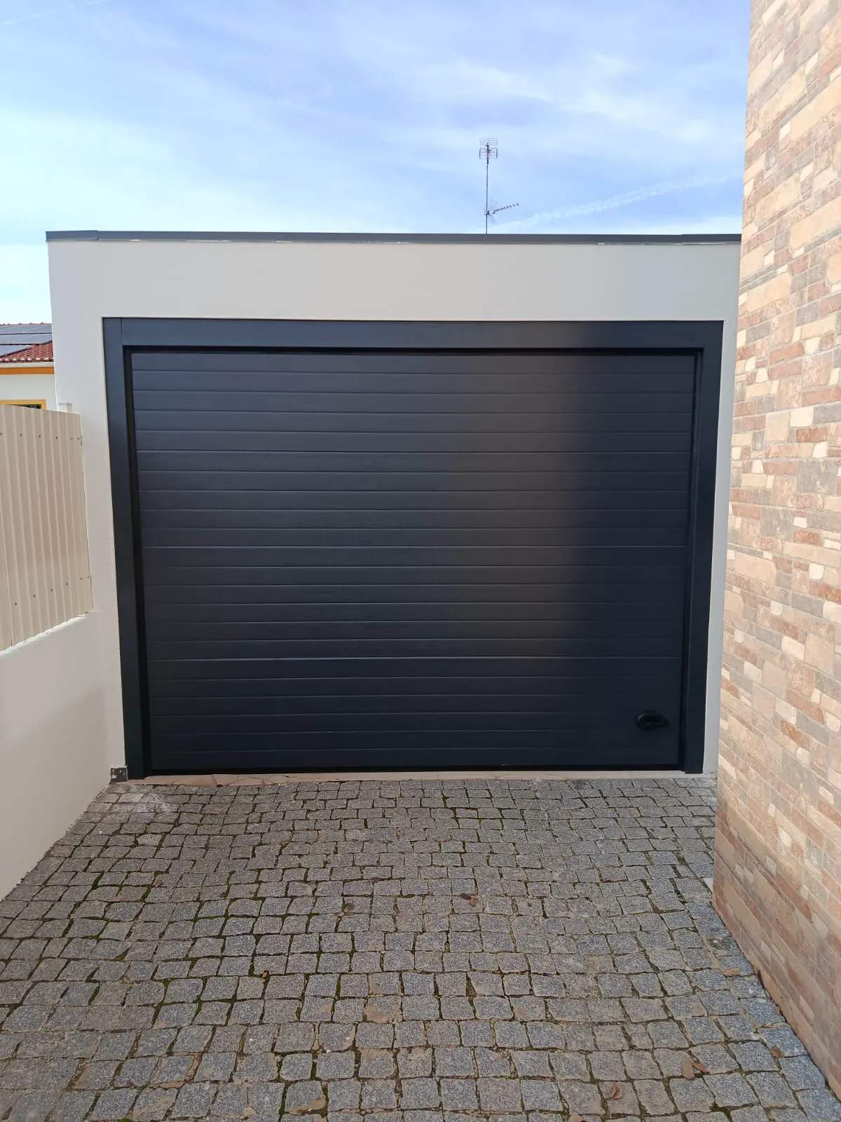 Porta em alumínio e vidro — Infinite Glassworks