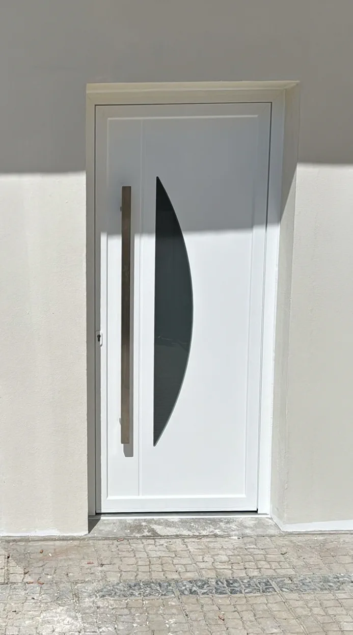 Porta em alumínio e vidro — Infinite Glassworks