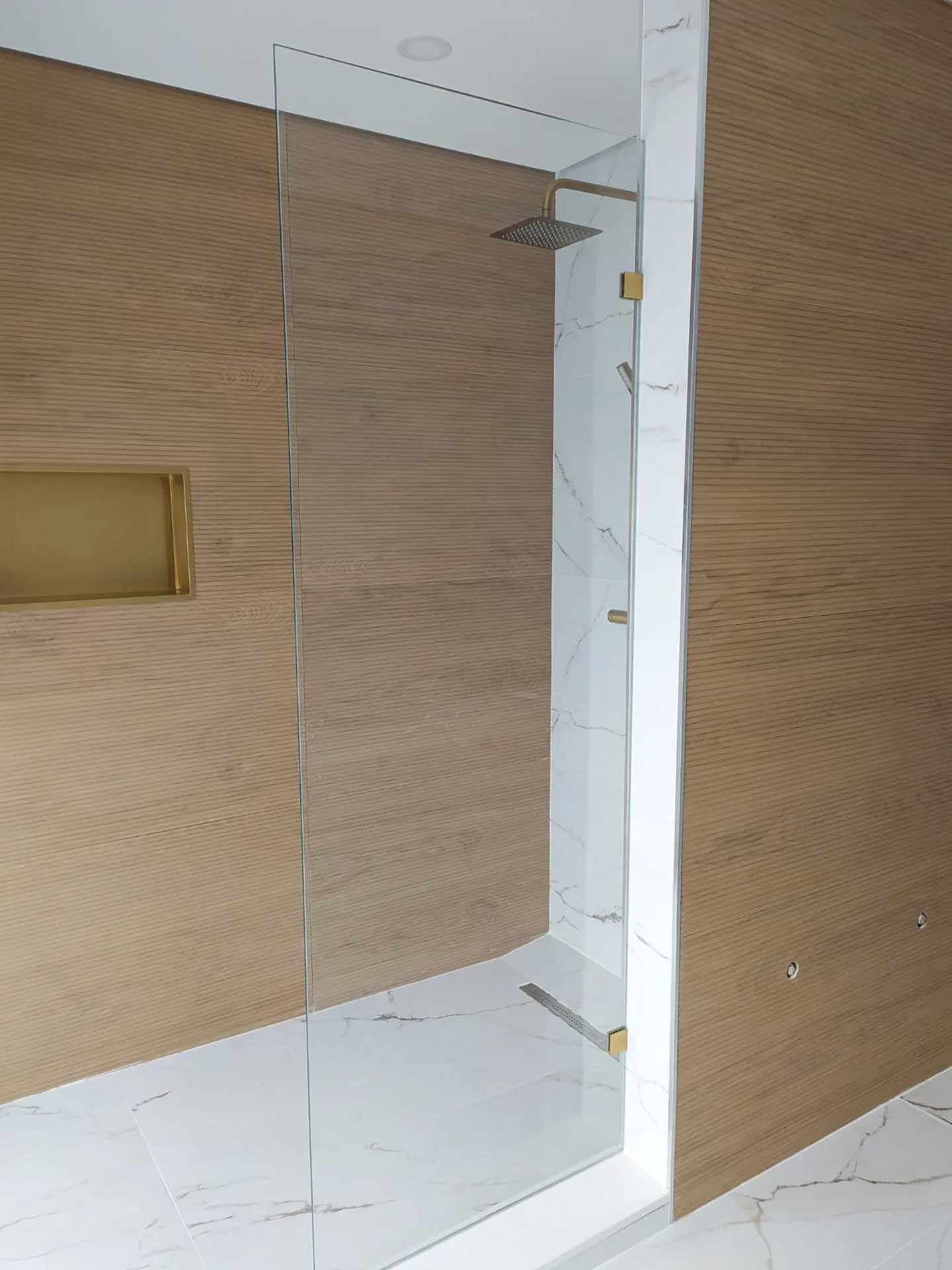 Resguardo de duche em vidro — Infinite Glassworks